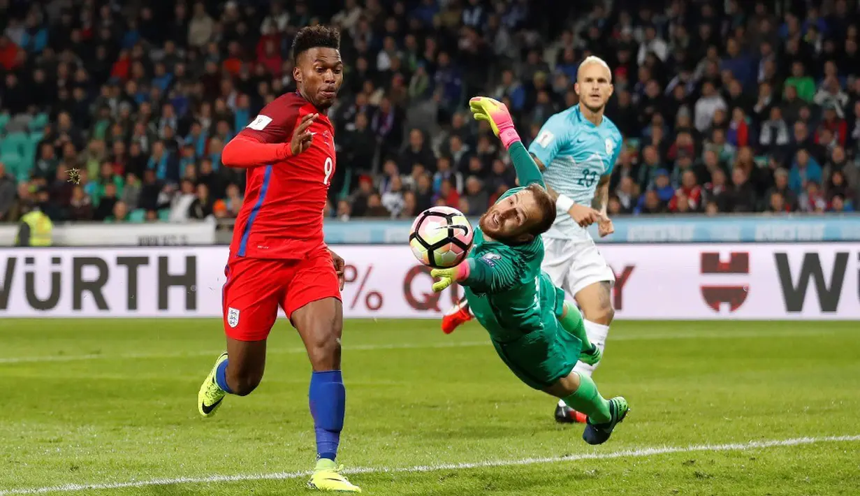 Kiper Slovenia, Jan Oblak, mengamankan gawangnya dari serangan pemain Inggris pada laga Grup F Kualifikasi Piala Dunia 2018 zona Eropa, di Stadion Stozice, Ljubljana, Rabu (12/10/2016) dini hari WIB. (Action Images via Reuters/Carl Recine)