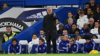 Manajer Chelsea, Jose Mourinho, memberi arahan kepada para pemainnya dalam laga kontra Bournemouth, Minggu (6/12/2015) dini hari WIB. Gol tunggal Glenn Murray membuat The Blues menelan kekalahan 0-1 di Stamford Bridge. (Reuters/Tony O'Brien).