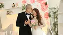 Dan sekarang, Okan Kornelius sudah resmi mempersunting May Lee sebagai istrinya. Dan artinya juga, Okan telah resmi melepas statusnya sebagai seorang duda. Selamat berbahagia Okan dan Lee. (Nurwahyunan/Bintang.com)