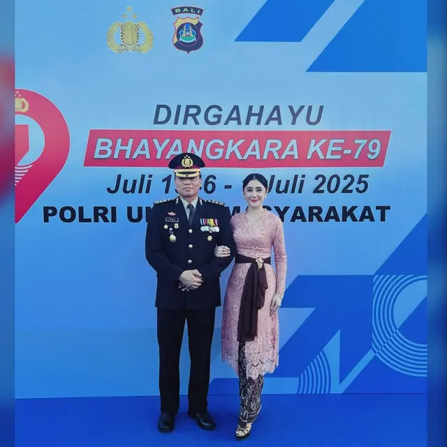 Kebaya Panjang dengan Selendang Ikat Samping Pinggang ala Uut Permatasari