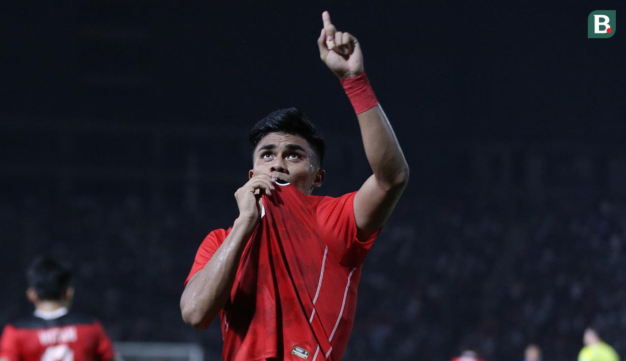 <p>Selebrasi striker Timnas Indonesia U-22, Ramadhan Sananta setelah mencetak gol kedua ke gawang Thailand pada laga final cabor sepak bola SEA Games 2023 di National Olympic Stadium, Phnom Penh, Kamboja, Selasa (16/5/2023). (Bola.com/Abdul Aziz)</p>