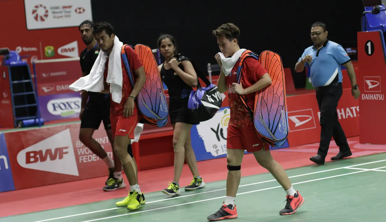 Pebulutangkis Indonesia, Tontowi Ahmad / Lilyana Natsir, meninggalkan lapangan usai mengalahkan pasangan India pada Indonesia Masters 2019 di Istora Senayan, Jakarta, Selasa (22/1). Tontowi / Lilyana lolos ke babak kedua. (Bola.com/M. Iqbal Ichsan)