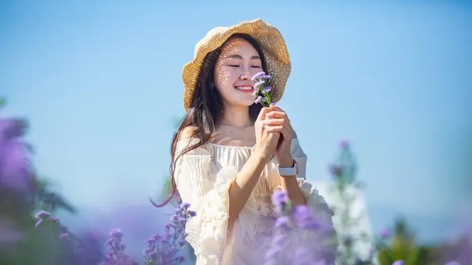 cantik bahagia tersenyum kalem