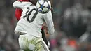 Bek Liverpool asal Prancis, Ibrahima Konate berebut bola dengan penyerang Real Madrid asal Prancis, Kylian Mbappe dalam pertandingan pekan keempat Liga Champions 2025-2026 di Stadion Anfield, Inggris, pada Selasa 4 November 2025 waktu setempat atau Rabu (5/11/2025) dini hari WIB. Sampai waktu turun minum, skor 0-0 tetap bertahan meski kedua tim bergantian mengancam. (Paul ELLIS/AFP)