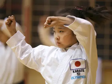 Mahiro Takano, anak perempuan asal Jepang berlatih karate di Nagaoka, Niigata, 18 November 2015. Beberapa waktu yang lalu juara karate berusia 9 tahun itu muncul dalam video klip terbaru dari penyanyi Australia, Sia yang berjudul Alive. (dailymail.co.uk)