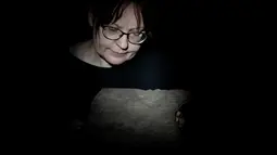 Profesor Kristel Zilmer memajang runestone yang ditemukan di Tyrifjorden, di Museum Sejarah Budaya di Oslo, pada 12 Januari 2023. Balok persegi datar dari batu pasir kecoklatan memiliki coretan ukiran, yang mungkin merupakan contoh paling awal dari kata-kata yang tercatat dalam tulisan di Skandinavia, kata Museum Sejarah Budaya di Oslo. (Javad Parsa/NTB Scanpix via AP)