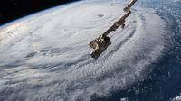 Gambar yang disediakan oleh NASA memperlihatkan Badai Florence di atas Samudra Atlantik terlihat dari Stasiun Luar Angkasa Internasional, Rabu (12/9). Badai Florence ini berpotensi membawa gelombang tinggi, hujan deras dan banjir parah. (HO / NASA / AFP)