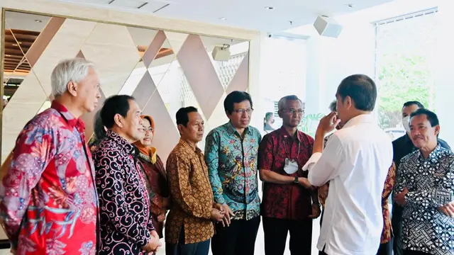 Presiden Jokowi bernostalgia dengan teman-teman kuliahnya di Fakulstas Kehutanan UGM. (Foto: Biro Pers, Media, dan Informasi Sekretariat Presiden/Liputan6.com)