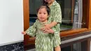 Lihat saja betapa kompaknya Xabiru dan Chava, dua anak lucu ini tampak mengenakan busana warna hijau. (Foto: instagram.com/rachelvennya)