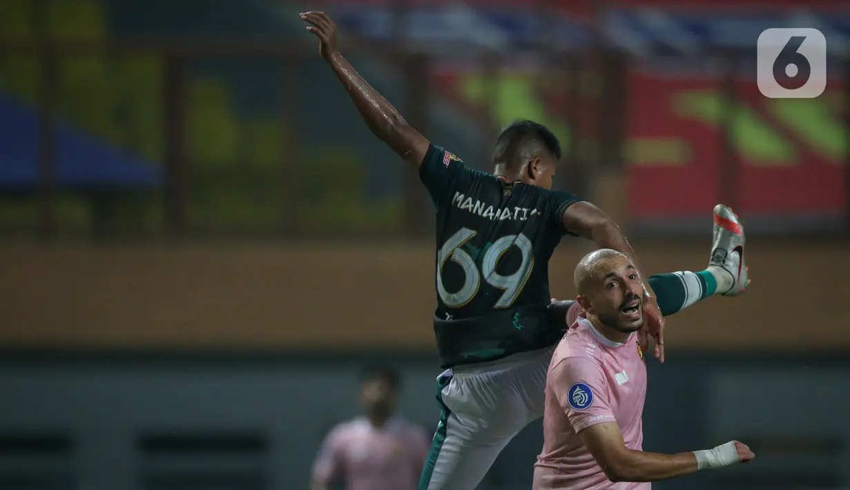 Penyerang Persik Kediri, Youssef Ezzejari (bawah) beradu dengan gelandang Persikabo 1973, Manahati Lestusen saat laga pekan ketiga BRI Liga 1 2021/2022 di Stadion Wibawa Mukti, Cikarang, Jumat (17/09/2021). Persikabo 1973 dan Persik Kediri harus puas bermain imbang 2-2. (Bola.com/Bagaskara Lazuardi)