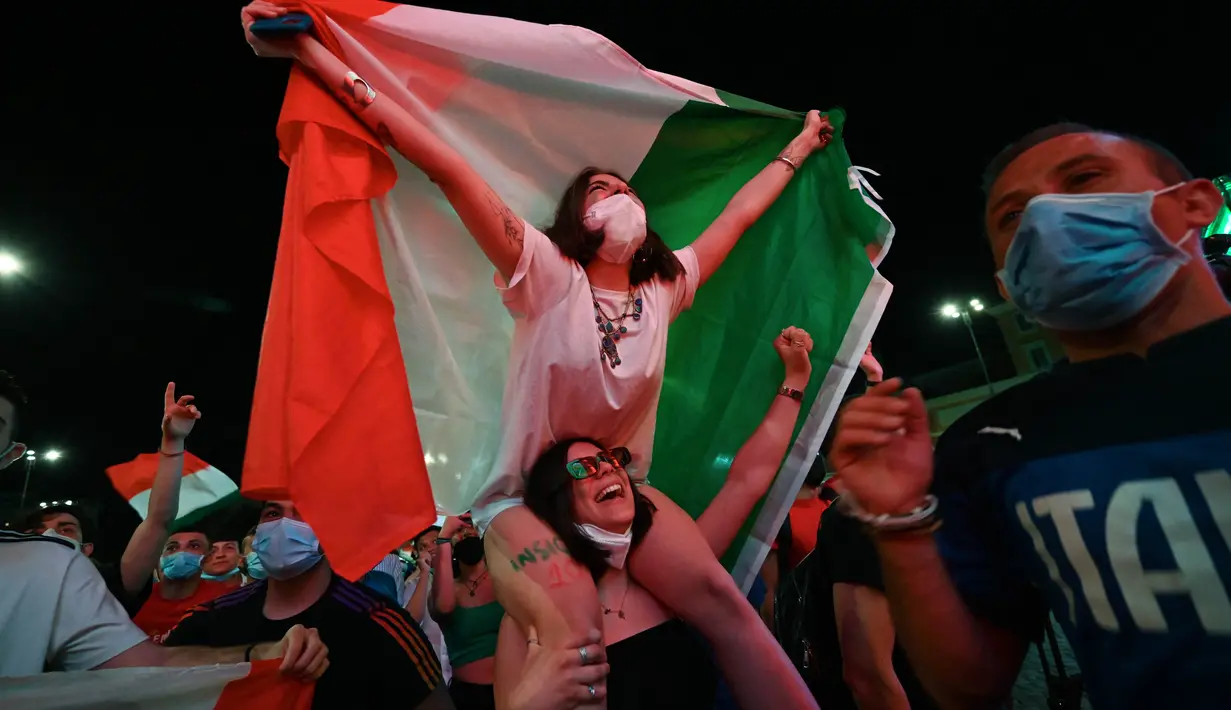 Dalam pertandingan yang dimenangkan oleh Timnas Italia membuat mereka senang dan melakukan selebrasi diluar Stadion Olimpico. (Foto: AFP/Andreas Solaro)