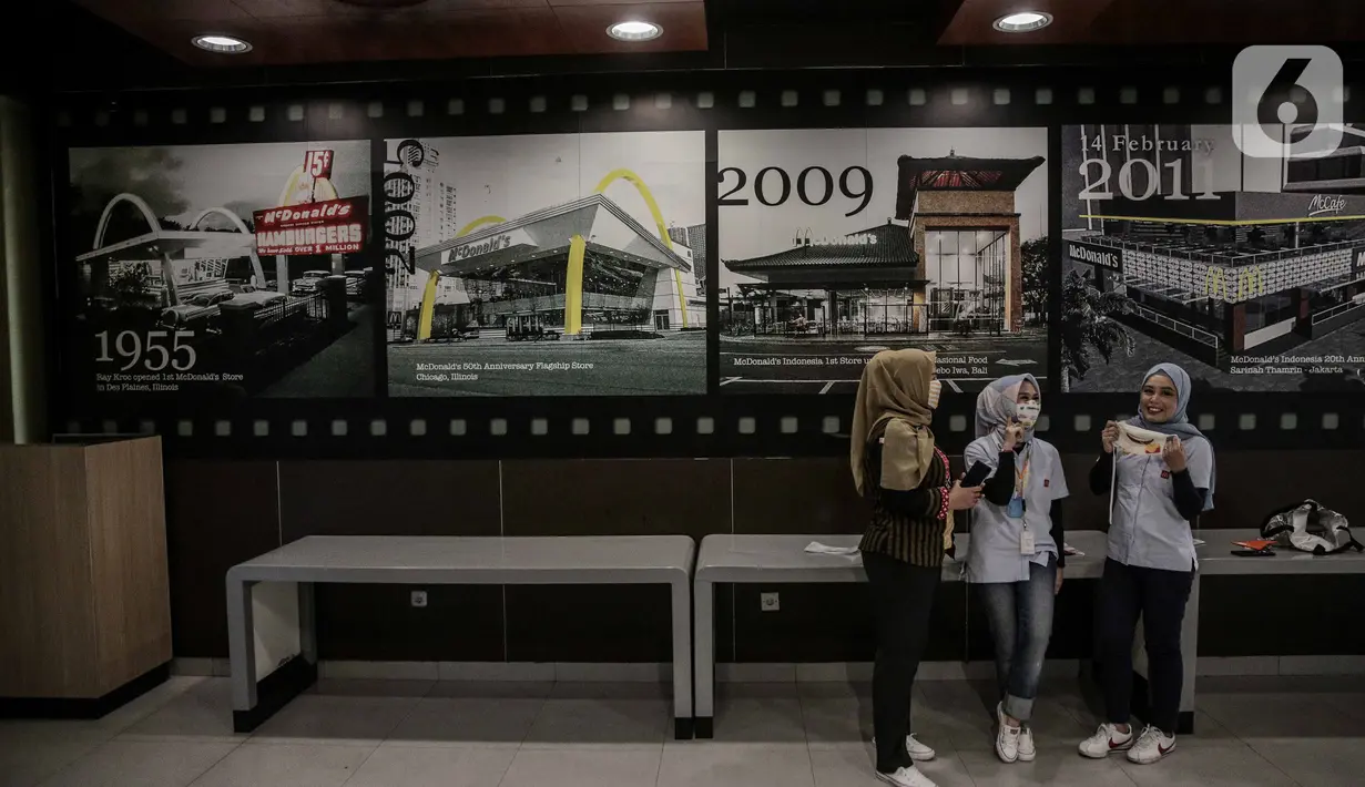 Pengunjung antre membeli makanan di gerai makanan cepat saji McDonals's komplek pusat perbelanjaan Sarinah, Jakarta, Jumat (8/5/2020). Penutupan gerai ini dikarenakan pihak manajemen gedung sarinah akan merenovasi dan mengubah strategi bisnis. (Liputan6.com/Faizal Fanani)