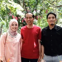 Begini jadinya jika Desta dan Natasha Rizki foto bareng dengan Presiden Jokowi. Presiden Jokowi terlihat tampil santi dengan mengenakan kaus warna merah. (Foto: instagram.com/natasharizkynew)