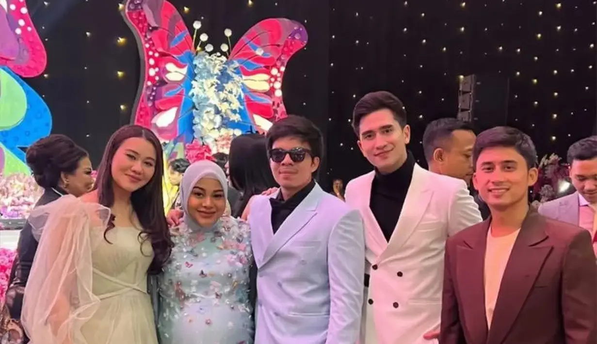 Saat berada di pesta Ashanty, Aaliyah tampil dengan gaun warna hijau lengan transparan. Aurel tampil dengan dress biru dengan aksen kupu-kupunya. [Instagram]