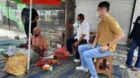 Calon Wakil Wali Kota Surabaya, Armuji bersama youtuber Andi Sugar berkeliling Surabaya untuk menikmati kuliner khas asli Kota Pahlawan yang sampai hari masih bertahan bergelut dengan makanan cotarasa modern, Senin (5/10/2020).