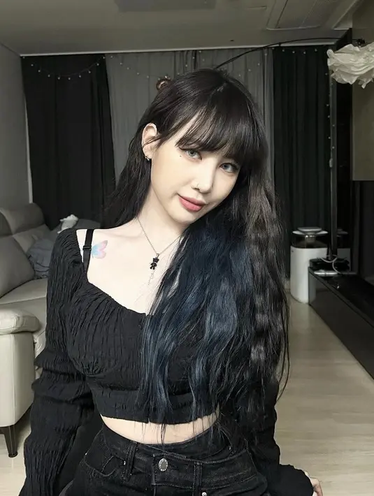 Perempuan kelahiran 1997 ini, mengenakan crop top long slevee dipadukan jeans hitam. Dengan gaya rambut ombre wavenya. Aksesori seperti kalung pun melengkapi penampilannya (@jiminxjamie)