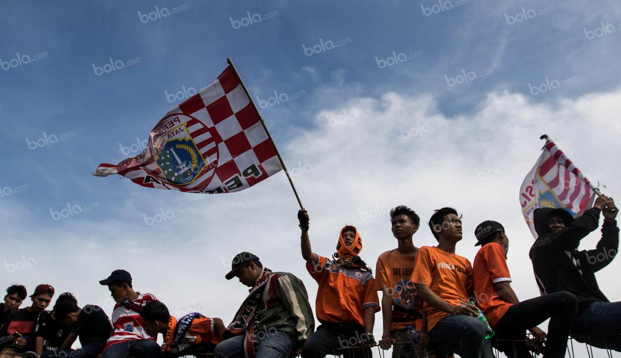 Kibaran bendera The Jakmania turut meramaikan laga uji coba yang berakhir imbang 2-2. (Bola.com/Vitalis Yogi Trisna)