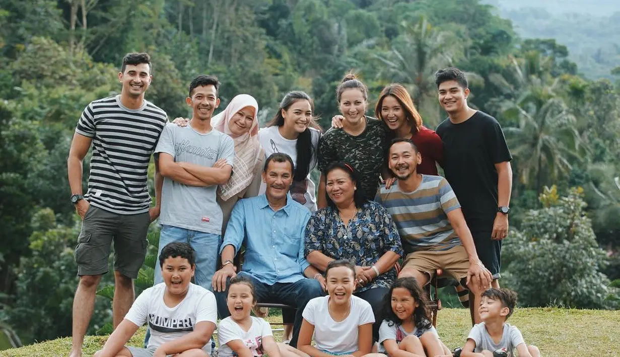 Tidak hanya berdua, dalam foto berikutnya, perempuan biasa disapa Citra Ciki itu mengunggah foto bersama dengan keluarganya. "Familie⭐️," tulis Citra dalam foto yang diunggah 31 Desember silam. (Instagram/citraciki)