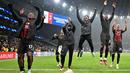 Pemain AC Milan merayakan kemenangan setelah laga leg kedua 16 besar Liga Champions 2022/2023 yang berlangsung di Tottenham Hotspur Stadium, London, Kamis (09/03/2023) WIB. Rossoneri berhasil melaju ke babak perempat final setelah unggul dengan agregat 1-0. (AFP/Justin Tallis)