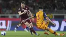 <p>Penyerang Torino, Andrea Belotti berusaha melewati bek AS Roma, Ibanez pada pertandingan lanjutan Liga Serie A Italia di Stadion Olimpiade di Turin, Italia, Sabtu (21/5/2022). Tammy Abraham mencetak dua gol dan mengantar Roma menang telak atas Torino 3-0. (Spada/LaPresse via AP)</p>