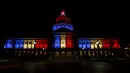 Gedung San Francisco menyala dengan warna bendera Prancis yaitu warna biru, putih dan merah di San Francisco, California (13/11). Aksi ini sebagai ungkapan belasungkawa menyusul serangan teror di Perancis. (REUTERS/Stephen Lam)