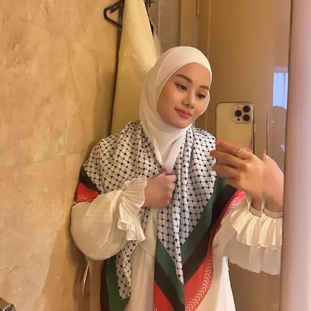 Potret 6 Artis Pakai Jilbab Motif Bendera Palestina, Mendukung dengan Berbagai Cara