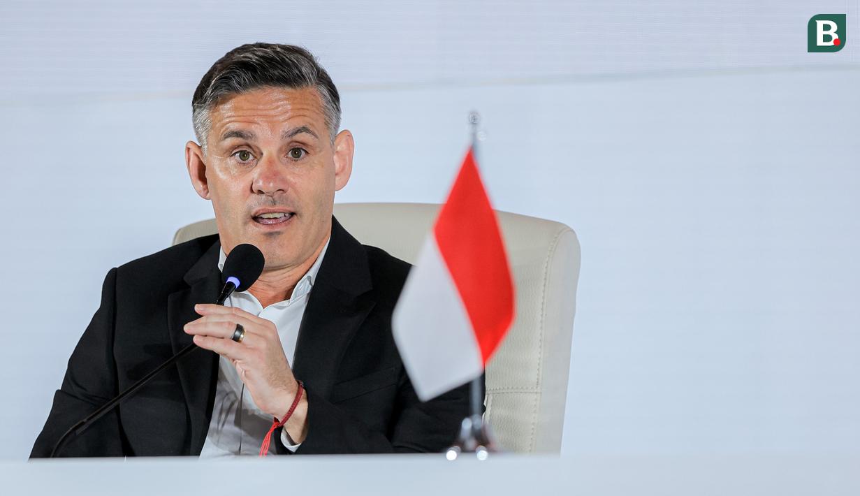 Pelatih Timnas Indonesia, John Herdman, memberi keterangan saat acara perkenalan pelatih baru Timnas Indonesia di Hotel Mulia Senayan, Jakarta, Selasa pagi (13/1/2026). (Bola.com/Bagaskara Lazuardi)