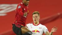 Pemain Manchester United Marcus Rashford (kiri) berebut bola dengan pemain RB Leipzig Marcel Halstenberg pada pertandingan Grup H Liga Champions di Stadion Old Trafford, Manchester, Inggris, Rabu (28/10/2020. Manchester United menang 5-0, Marcus Rashford cetak hattrick. (AP Photo/Dave Thompson)