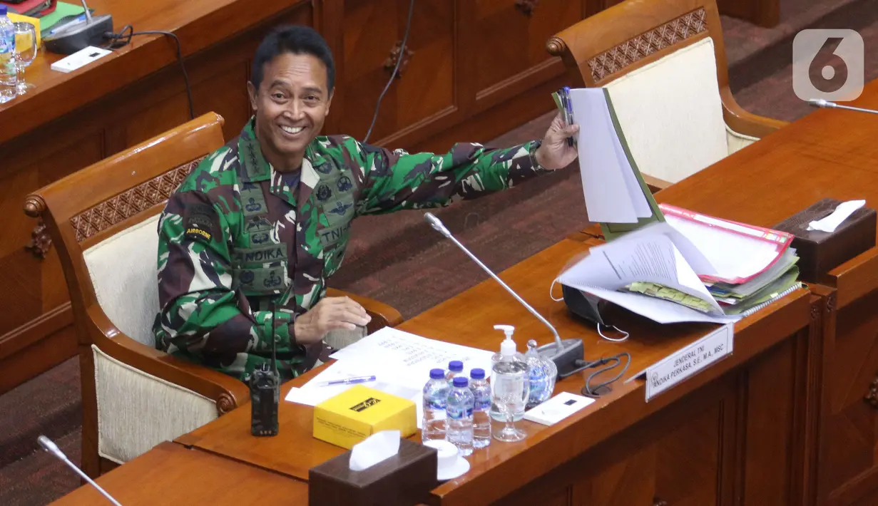 KSAD Jenderal TNI Andika Perkasa mengikuti uji kelayakan dan kepatutan calon Panglima TNI di gedung DPR, Jakarta, Sabtu (6/11/2021). Andika Perkasa diajukan Presiden Joko Widodo sebagai Panglima TNI menggantikan Marsekal Hadi Tjahjanto yang pensiun bulan ini. (Liputan6 com/Angga Yuniar)