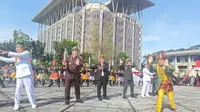 Kapolda Riau Irjen Mohammad Iqbal bersama Forkopimda menari Tari Riau Satu pada puncah Hari Bhayangkara di halaman kantor Gubernur Riau. (Liputan6.com/M Syukur)