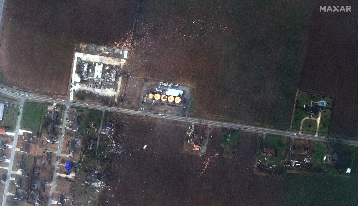 Foto satelit menunjukkan pemandang Panti Jompo Monette Manor dan rumah lainnya yang rusak parah setelah diterjang tornado di Monette, Arkansas, Amerika Serikat, 11 Desember 2021. Sebanyak 78 orang tewas setelah serangkaian tornado mengamuk di AS. (Satellite image ©2021 Maxar Technologies via AP)
