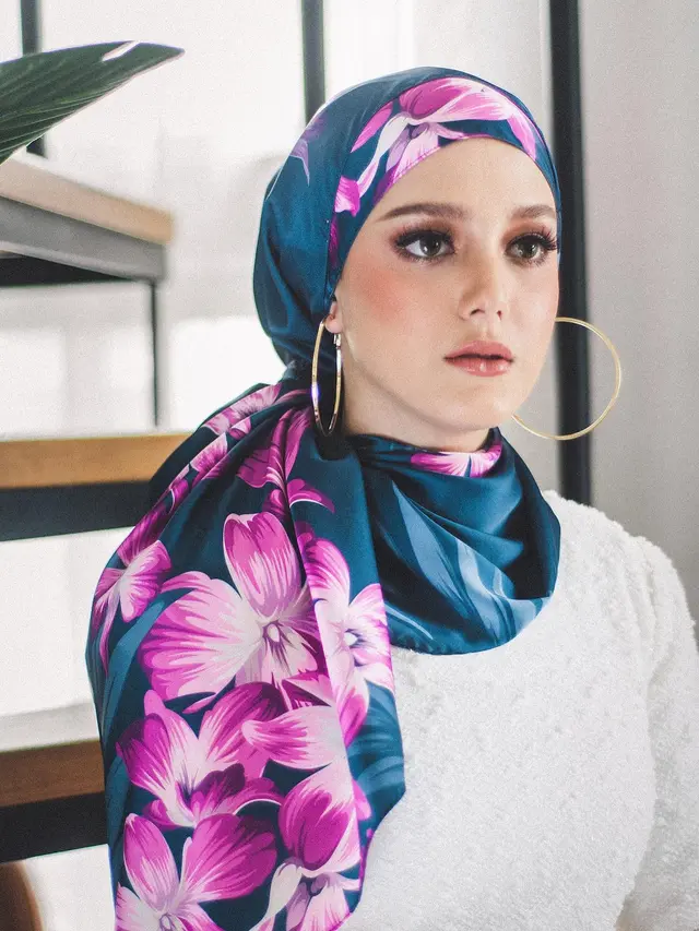 6 Potret Yasmine Ow Calon Adik Ipar Irish Bella saat Berhijab Ini Curi Perhatian