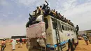 Para penumpang dan barang bawaannya berdesakan di atap bus saat mudik, di Ibu Kota Khartoum, Minggu (11/9). Jelang lebaran haji, warga muslim di Sudan kembali ke kampung halaman untuk merayakan bersama keluarga mereka. (REUTERS/Mohamed Nureldin Abdallah)
