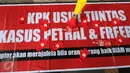 Massa Gerakan Anti Korupsi Alumni Lintas Perguruan Tinggi saat aksi damai di gedung KPK, Jakarta, (27/11). Mereka juga mendesak kasus praktik mafia dibelakang "perpanjangan" kontrak Freeport yang melibatkan sejumlah pejabat. .(Liputan6.com/Helmi Afandi)