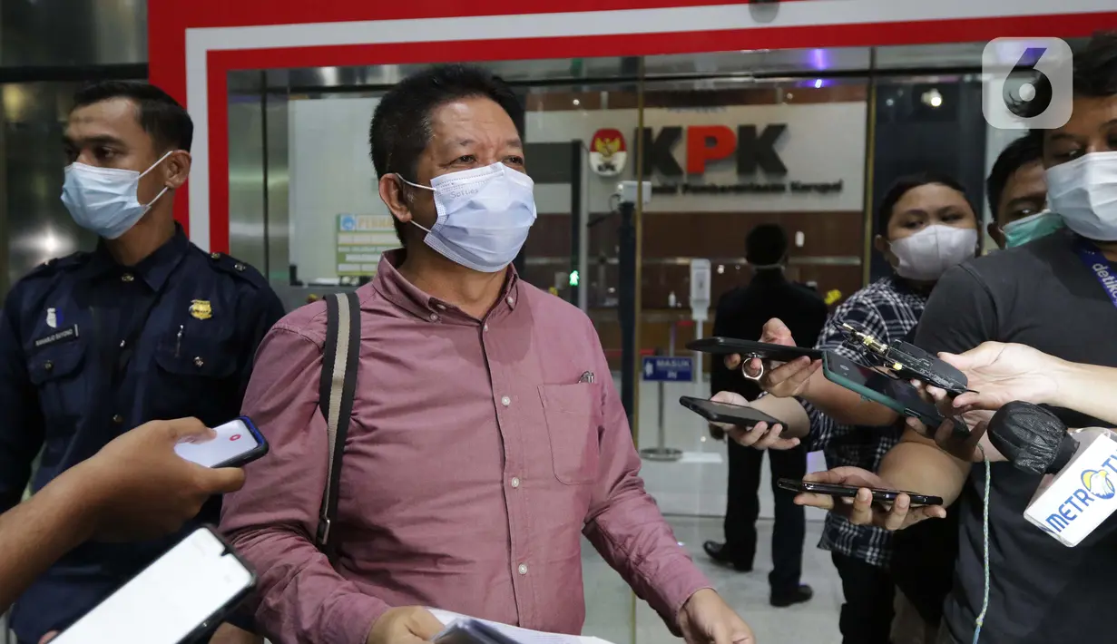 Pakar Komunikasi Politik, Effendi Gazali bersiap memberi keterangan kepada pewarta usai diperiksa di Gedung KPK, Jakarta, Kamis (25/3/2021). Effendi Gazali diperiksa sebagai saksi dalam kasus dugaan suap pengadaan Bantuan Sosial untuk wilayah Jabodetabek tahun 2020. (Liputan6.com/Helmi Fithriansyah)