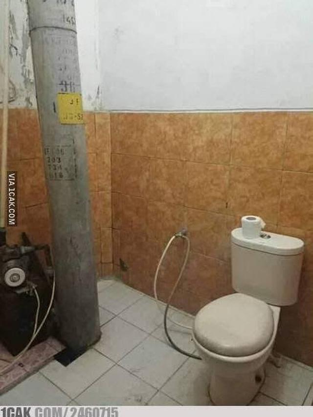 7 Potret Tiang Listrik di Lokasi yang Tidak Semestinya Ini Bikin Geleng Kepala