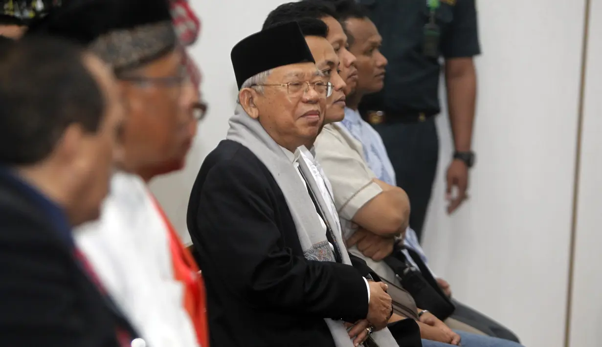 Ketua MUI Ma'ruf Amin menghadiri sidang kedelapan kasus dugaan penistaan agama di Auditorium Kementan Jakarta, Selasa (31/1). Ma'ruf akan menjadi saksi pada sidang lanjutan dengan terdakwa Basuki Tjahaja Purnama (Ahok). (Liputan6.com/Isra Triansyah/Pool)