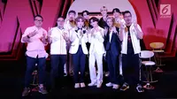 Boyband Korea Ateez foto bersama dengan Deputy CEO Smartfren, Djoko Tata Ibrahim (kanan) serta Dirut IEP Indra Yudhistira (kiri) dan Chief Brand Officer Smartfren Roberto Saputra seusai jumpa pers  “Smartfren WOW Concert 2019” di SCTV TOWER, Jakarta, Jumat (20/9/2019). (Liputan6.com/Herman Zakharia)