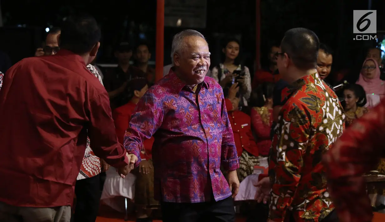Menteri PUPR Basuki Hadimuljono menghadiri acara Tasyakuran HUT ke-46 PDIP di Tugu Proklamasi, Jakarta, Sabtu (20/7/2019). Dalam tasyakuran sekaligus perayaan kemenangan Jokowi-Maruf Amin itu, digelar pertunjukkan wayang kulit dengan mengambil lakon "Aji Norontoko" . (Liputan6.com/Herman Zakharia)