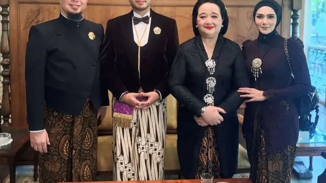 Momen khidmat Ahmad Dhani dan Mulan Jameela. (credit:instagram.com/ahmaddhaniofficial)