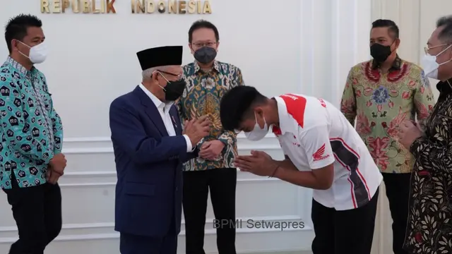 Wakil Presiden Ma'ruf Amin bertemu pembalap Moto3 GP, Mario Suryo Aji. Pertemuan tersebut berlangsung di Istana Wapres Jl. Medan Merdeka Selatan No. 6 Jakarta Pusat, Sabtu (22/1/2022).