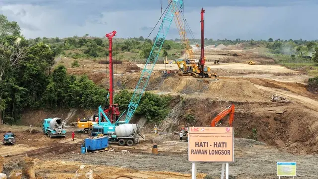 Proses pembangunan Jalan Tol Trans Sumatera ruas Banda Aceh-Sigli sepanjang 74,82 km. (Dok Kementerian PUPR)