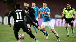 Pemain Napoli, Marek Hamsik, berusaha melewati hadangan pemain Bologna dalam laga Serie A Italia di Stadion San Paolo, Naples, Rabu (20/4/2016) dini hari WIB. (AFP/Carlo Hermann)