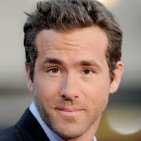 Pria dengan rambut pendek