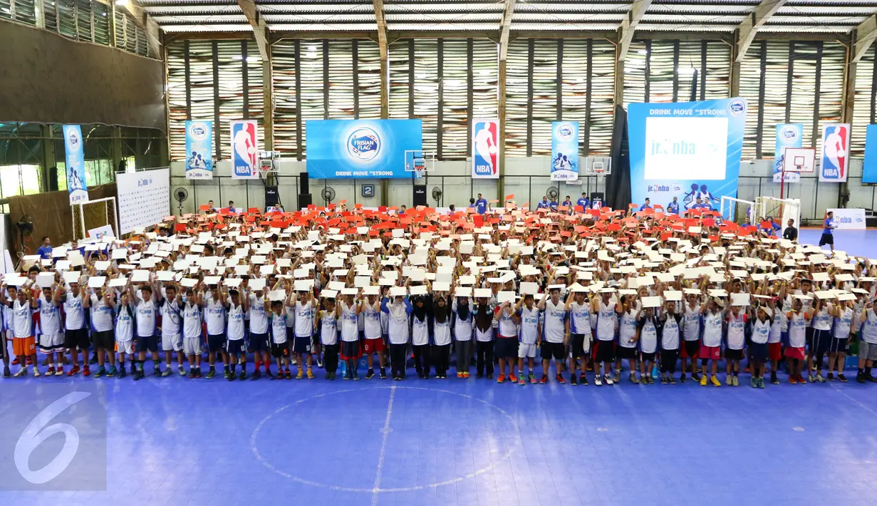 Ribuan peserta membentuk warna merah putih sebagai simbol bendera Indonesia saat selection camp Junior NBA di Cilandak Sport Center, Jakarta (20/08). Formasi tersebut dilakukan untuk memperingati HUT Kemerdekaan RI ke 71. (Liputan6.com/Fery Pradolo)