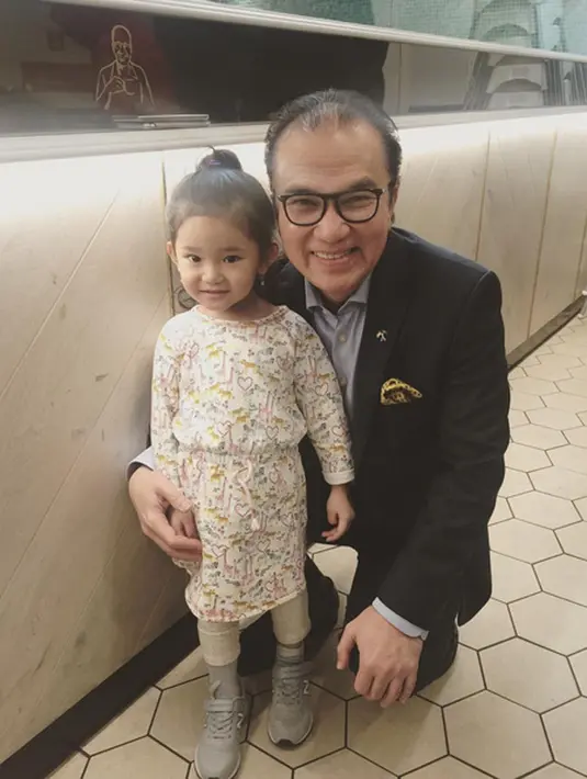 Bilqis saat berfoto bersama dengan Duta Besar Indonesia untuk Selandia Baru, Tantowi Yahya. "Pak Dubes yg sangat sayang dan baik sm iqis....makasih byk bapak 🙏🏻🤗 #loatsoflovefrombilqis," tulisnya. (Instagram/ayutingting92)