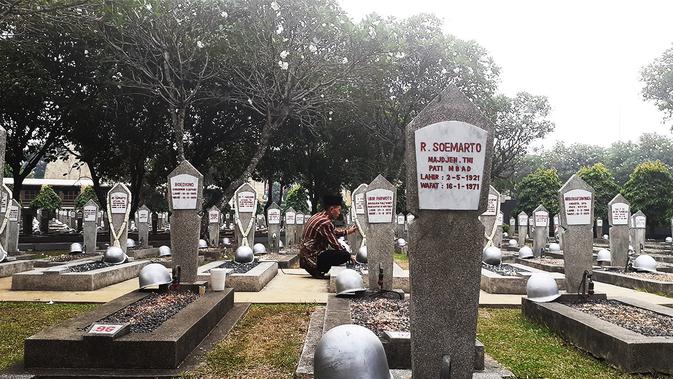 Peringati Hari Kemerdekaan Warga Pilih Berziarah Di Makam Para Pahlawan Citizen6 Liputan6 Com