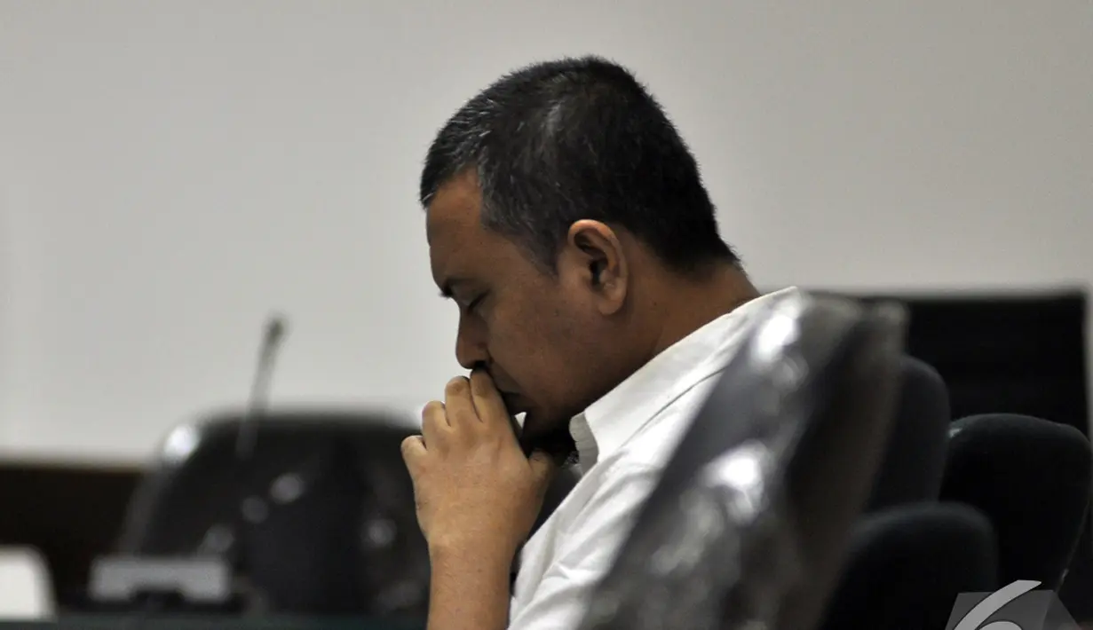 Ramadhani Ismy duduk terpaku saat mendengar tuntutan jaksa kepada dirinya, Pengadilan Tipikor, Jakarta. Foto diambil pada Senin (1/12/2014). (Liputan6.com/Miftahul Hayat)