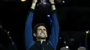 Petenis Serbia, Novak Djokovic mengangkat trofi AS Terbuka usai mengalahkan Juan Martin del Potro pada partai final di New York, Minggu (9/9). Gelar ini adalah yang keempat di AS Terbuka sejak yang terakhir pada 2015. (MATTHEW STOCKMAN/GETTY IMAGES/ AFP)