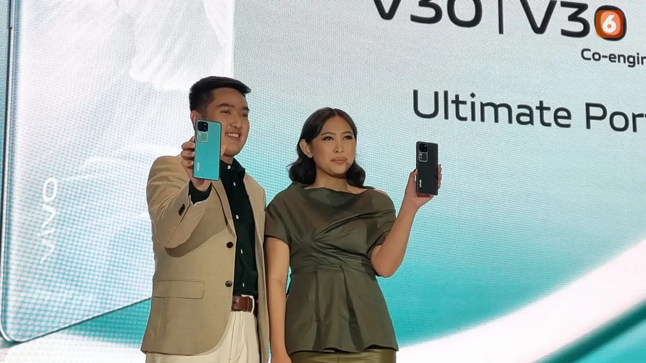 Product Manager Vivo Indonesia Fendy Tanjaya dan PR Manager Vivo Indonesia Alexa Tiara dalam acara peluncuran Vivo V30 Series. (Liputan6.com/ Agustinus Mario Damar)